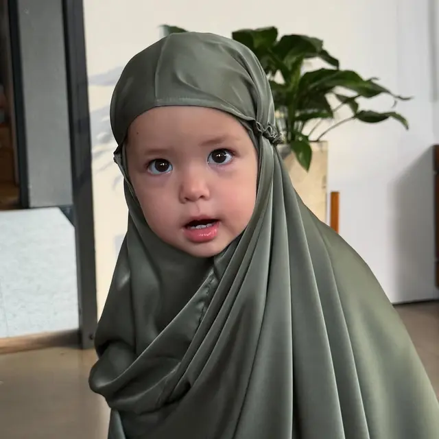 Potret Kamari saat Pakai Hijab Ini Bikin Netizen Gemas (credit: instagram/jennifercoppenreal20)
