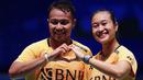 Selebrasi ganda campuran Indonesia, Rehan Naufal Kusharjanto/Lisa Ayu Kusumawati setelah mengalahkan pasangan Jepang, Kyohei Yamashita/Naru Shinoya dalam pertandingan perempat final All England 2023 yang berlangsung di Birmingham Arena, Jumat (17/3/2023) sore WIB. Rehan/Lisa menang lewat pertarungan tiga gim dengan skor 21-19, 15-21, dan 21-19. (AP/PA/Zac Goodwin)