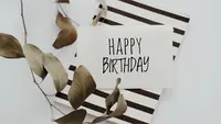 Ilustrasi ulang tahun. (Photo by Vie Studio: https://www.pexels.com/photo/greeting-card-on-a-black-and-white-card-4439461/)
