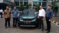 Rokky Irvayandi, Chief Executive Astra Peugeot bersama CEO Mandiri Utama Finance Stanley Setia Admadja