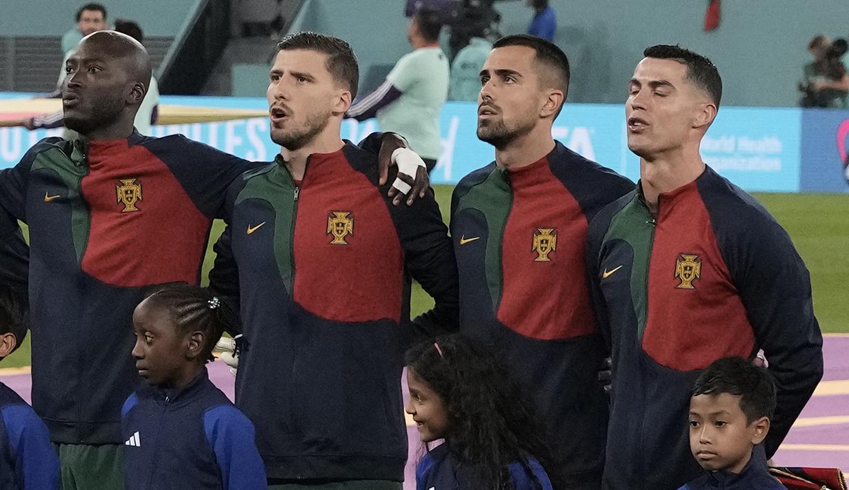 Pemain kelima yang tampil dalam 5 edisi Piala Dunia. Dengan tampil pada laga perdana di Grup H Piala Dunia 2022 menghadapi Ghana (24/11/2022), Cristiano Ronaldo menjadi pemain kelima sepanjang sejarah yang tampil dalam 5 edisi Piala Dunia. Bersama Lionel Messi, keduanya menyamai pencapaian 3 pemain sebelumnya yang telah tampil dalam 5 edisi Piala Dunia, yaitu Antonio Carbajal (Meksiko), Lothar Matthaeus (Jerman) dan Rafael Marquez (Meksiko). CR-7 tercatat tampil dalam edisi 2006 hingga 2022. (AP/Hassan Ammar)