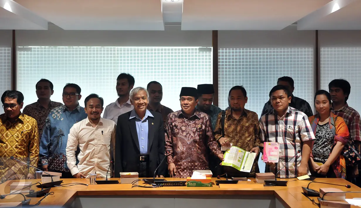 Ketua DPR Ade Komarudin (tengah) saat menerima perwakilan orang tua korban vaksin palsu dari Rumah Sakit Harapan Bunda Jakarta dan RSIA Mutiara Bunda Tangerang di Komplek Parlemen Senayan, Jakarta, Selasa (19/7). (Liputan6.com/Johan Tallo)