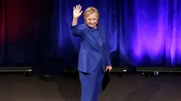 Hillary Clinton melambaikan tangan jelang pidato pertama usai kalah dari Donald Trump dalam pilpres AS, Washington, Rabu (16/11). Hillary mendorong rakyat AS untuk terus berjuang.  (REUTERS/Joshua Roberts)