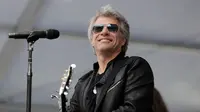 Penampilan kejutan musisi Jon Bon Jovi bersama bandnya pada pesta kelulusan Universitas Fairleigh Dickinson di New Jersey, AS, Selasa (16/5). Jon Bon Jovi menyanyikan lagu Reunion, lagu tentang mengenang masa kebersamaan. (AP Photo/Julio Cortez)