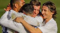 Para pemain Real Madrid merayakan gol kedua yang disarangkan Toni Kroos ke gawang Valencia dalam lanjutan Liga Spanyol 2020/2021, Minggu (14/2/2021) malam WIB. (AP Photo/Manu Fernandez)