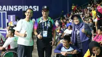 Mensos, Agus Gumiwang Kartasasmita berfoto bersama saat nonton Asian Para Games 2018