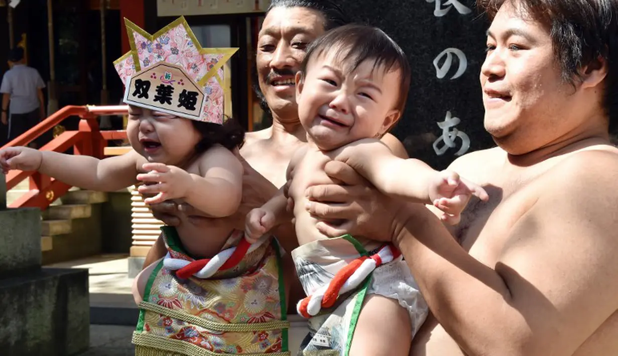 Kompetisi sumo di Jepang tak hanya diikuti orang dewasa tetapi juga diikuti bayi, Tokyo, (21/9/14). (AFP PHOTO/ Yoshikazu TSUNO)