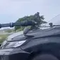 Viral Pajero Sport berkelir hitam dilengkapi gatling gun atau senjata mesin berat mengaspal di jalan tol. (Tangkapan layar)