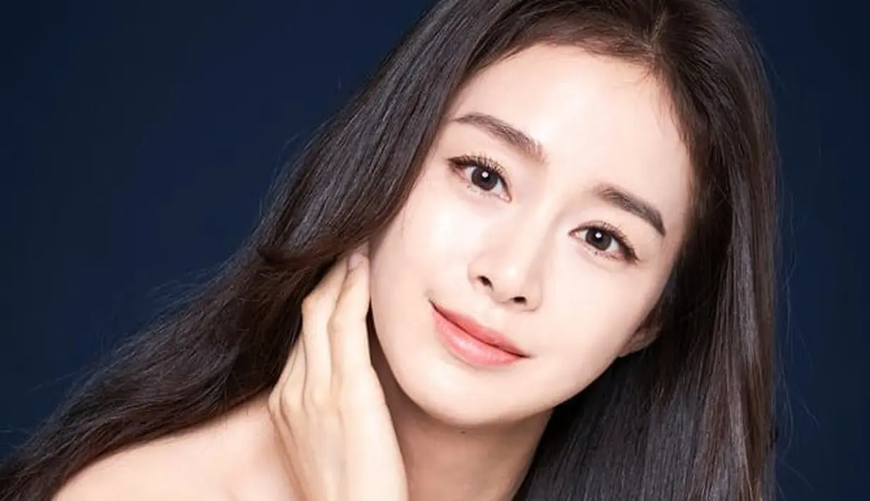 Siapa yang menyangka tahun ini Kim Tae Hee berusia 41 tahun? Istri dari Rain ini justru tampil semakin muda, seperti tak pernah menua sama sekali. Dalam potret ini, terlihat kulitnya yang bercahaya, rambut panjangnya yang berkilau, dan aura yang memancar tak main-main. Foto: Instagram.