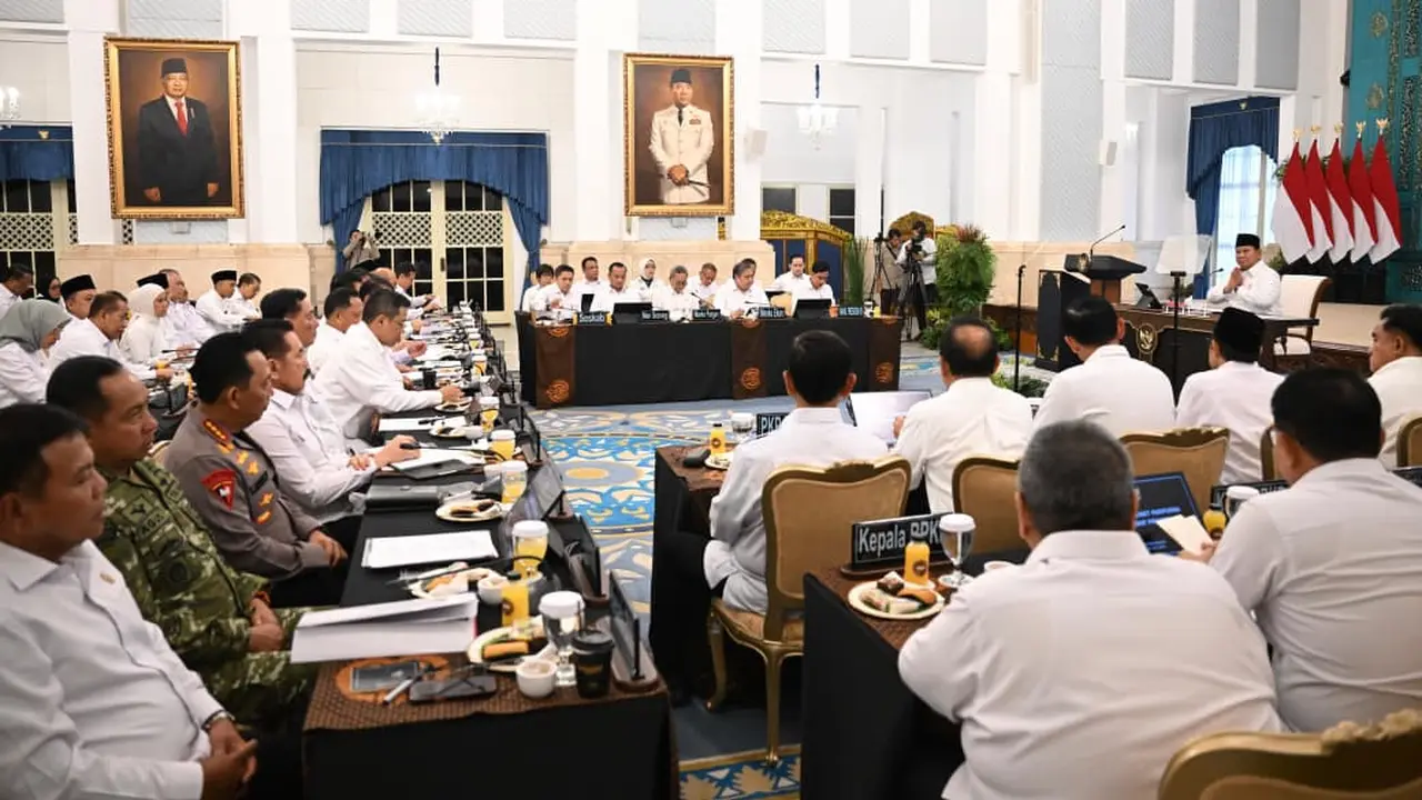 Presiden Prabowo Subianto bersama Wakil Presiden Gibran Rakabuming Raka dalam rapat kabinet di Istana Negara Jakarta.