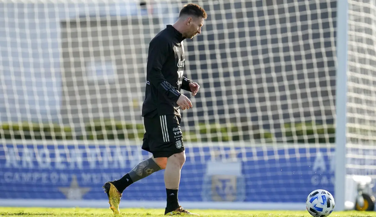 Pemain Argentina Lionel Messi menendang bola saat sesi latihan sebelum melawan Venezuela pada pertandingan sepak bola kualifikasi Piala Dunia 2022 di Buenos Aires, Argentina, 23 Maret 2022. (AP Photo/Natacha Pisarenko)