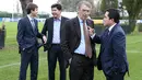 Erick disambut oleh Presiden Inter, Morrati dan langsung berbincang serius sebelum meninjau lapangan.  	(Foto: inter.it)