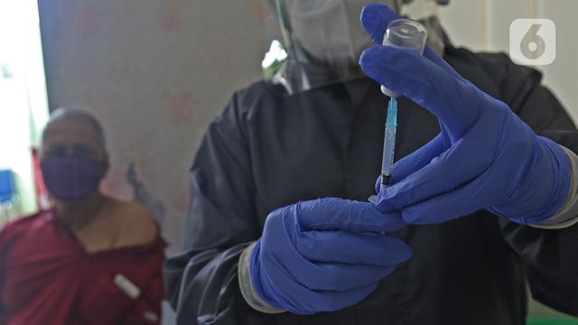 Ekspresi Para Lansia Saat Jalani Vaksinasi COVID-19