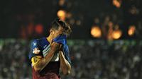 Bek sekaligus kapten Arema FC, Hamka Hamzah, tidak bisa menutupi rasa kecewa karena timnya kalah 1-2 saat menjamu Tira Persikabo di Stadion Gajayana, Malang, dalam laga pekan keenam Shopee Liga 1 2019, Sabtu (29/6/2019) malam. (Bola.com/Iwan Setiawan)