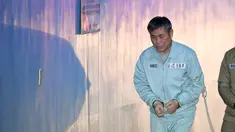 Pastor Korea Selatan Lee Jaerock tiba di Pengadilan Distrik Pusat Seoul untuk menghadiri persidangannya di Seoul (22/11). Pemimpin kultus Korsel ini dihukum pada 22 November 2018 terkait perkosaan ganda delapan pengikut wanitanya. (AFP Photo/Jung Yeon-je)