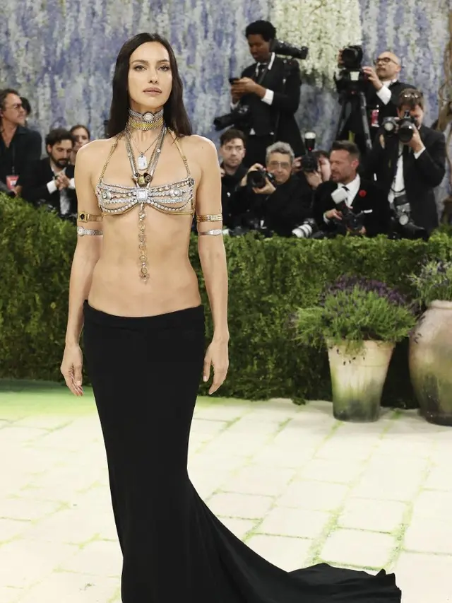 Irina Shayk di Met Gala 2026. Photo by ANGELA WEISS / AFP