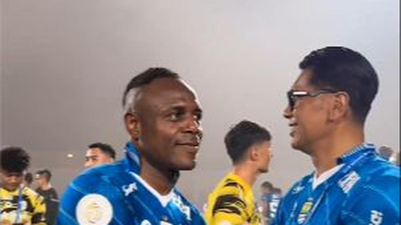 Rudy juga sempat menyalami pemain Persib Bandung sembari mengucapkan selamat atas kemenangan mereka. <br>