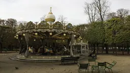 Tempat bermain yang kosong di taman Tuileries yang kosong di Paris (14/10/2020). Laporan media Prancis mengatakan Macron juga akan meningkatkan upaya di media sosial untuk mendesak perlunya perlindungan virus di kalangan anak muda. (AP Photo/Lewis Joly)