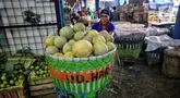 Pedagang mendorong gerobak berisi buah segar yang akan di jual di pasar Kramat Jati, Jakarta, Kamis (13/3/2025). (Liputan6.com/Angga Yuniar)