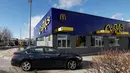 Restoran khusus drive-thru CosMc pertama terlihat di Bolingbrook, Illinois pada 9 Desember 2023. (KAMIL KRZACZYNSKI / AFP)