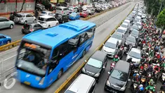 Bus Transjakarta melintas dengan lancar di Jalan Mampang Prapatan, Jakarta, Selasa (14/6/2016). Untuk menjaga jalur Transjakarta tetap steril, Dishub DKI Jakarta mengerahkan puluhan petugas. (Liputan6.com/Yoppy Renato)