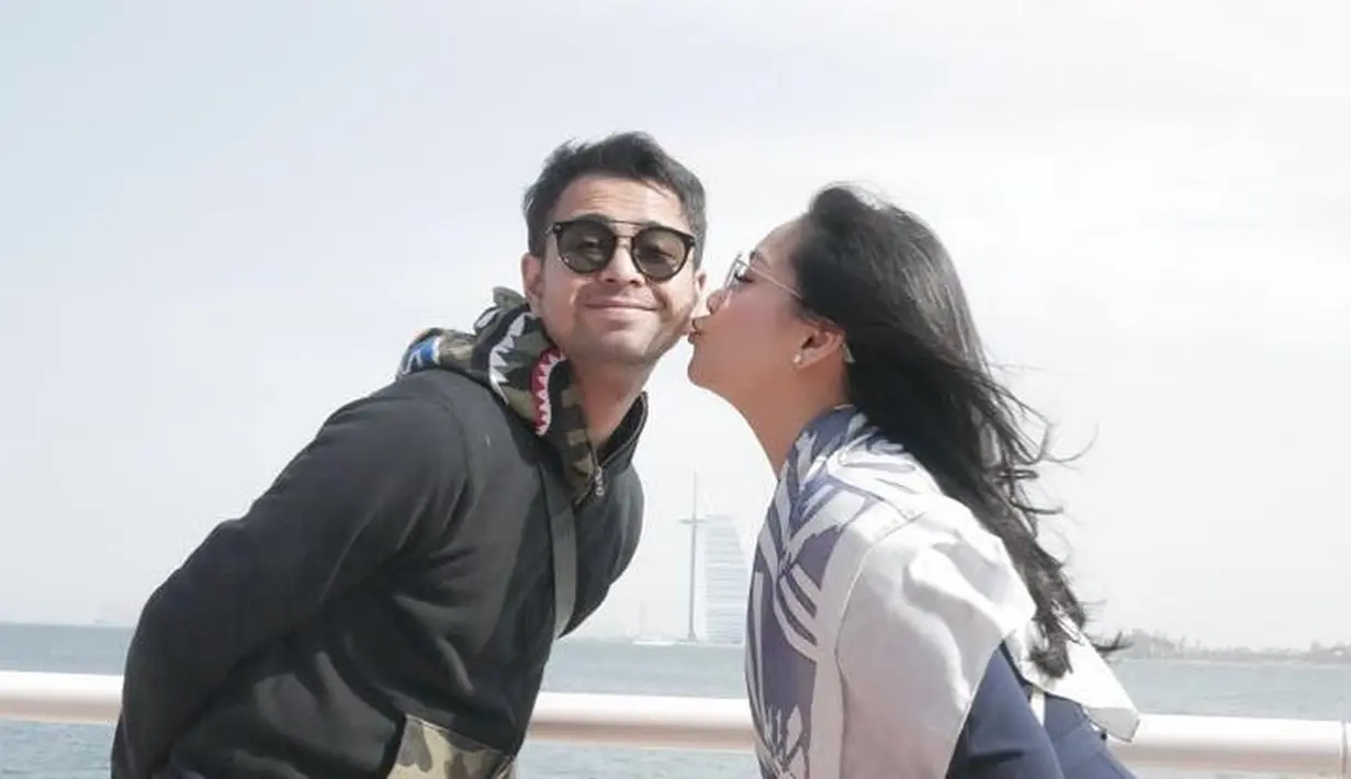 Tidak mau membuat sang istri kecewa pada momen spesial tersebut, Raffi akan menyusul anak dan istrinya setelah pekerjaan yang telah diambil selesai. (Instagram/raffinagita1717)