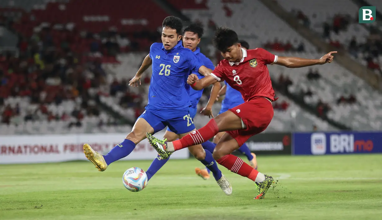<p>Striker Timnas Indonesia U-20, Arkhan Kaka (kanan) melepaskan tendangan yang berusaha diblok bek Thailand U-20, Puttaburin Jannawan pada laga uji coba di Stadion Utama Gelora Bung Karno (SUGBK), Senayan, Jakarta, Jumat (26/1/2024) malam WIB. (Bola.com/M Iqbal Ichsan)</p>