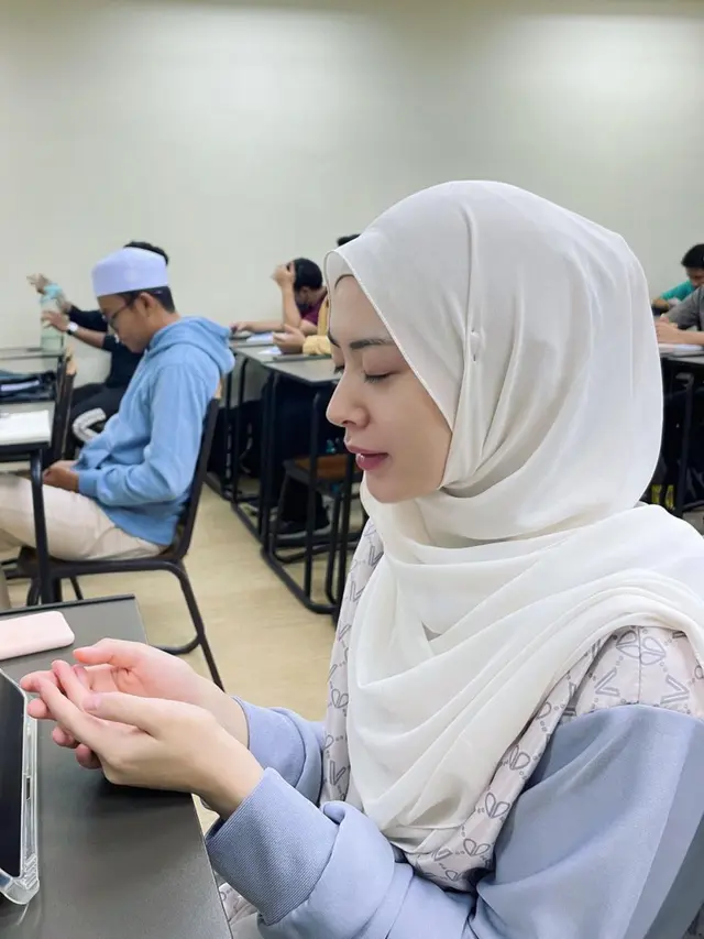 Penampilan Ayana Moon Cantik Berseri dengan Hijab Warna Putih