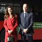 Kate Middleton dan Pangeran William tiba untuk peluncuran kampanye Hold Still di Stasiun Waterloo di pusat kota London pada 20 Oktober 2020. (JEREMY SELWYN / POOL / AFP)