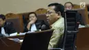 Terdakwa dugaan korupsi proyek e-KTP, Setya Novanto menyimak pertanyaan saat menjadi saksi pada sidang lanjutan di Pengadilan Tipikor, Jakarta, Kamis (22/3). Sidang mendengar kesaksian terdakwa. (Liputan6.com/Helmi Fithriansyah)