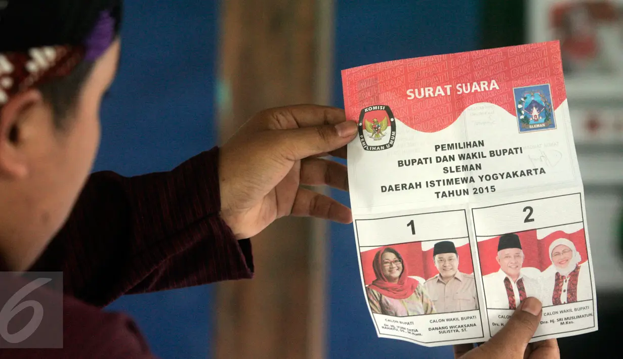 Petugas KPPS menghitung surat suara di TPS 17 Wukirsari,Cangkringan,Sleman, (9/12). KPUD Kabupaten Sleman menyelengarakan Pemilukada dengan kandidat dua pasang calon bupati dan wakil bupati periode 2015-2020.(Boy Harjanto)