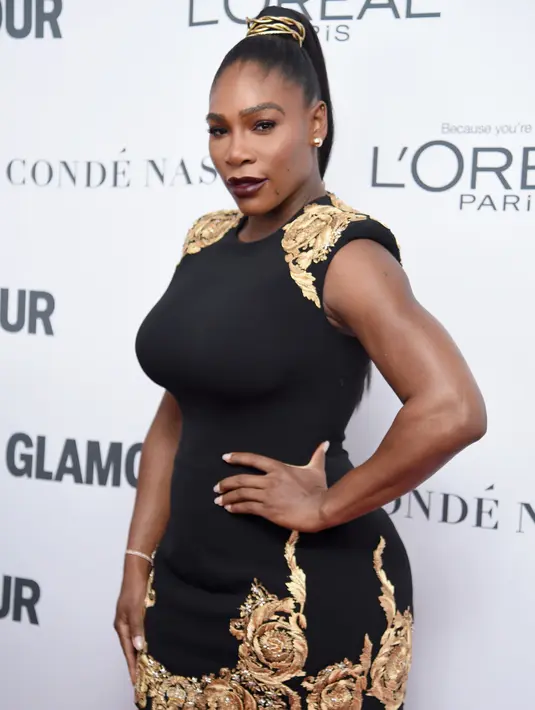 Petenis asal AS, Serena Williams berpose untuk fotografer di karpet merah Glamour Women of The Year Awards 2017 di New York, Senin (13/11). Tunangan pendiri Reddit, Alexis Ohanian itu menata rambutnya dengan sleek high ponytail. (ANGELA WEISS / AFP)