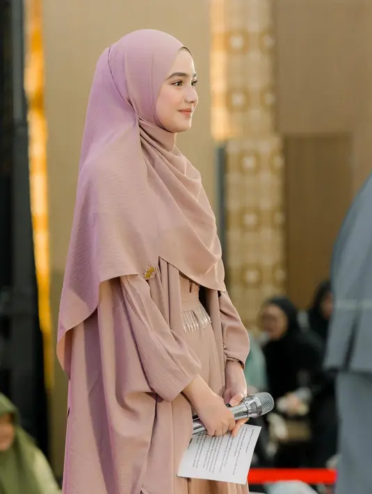 Syifa memancarkan pesona anggun dan meneduhkan saat mengenakan kaftan berwarna coklat milo dengan aksen belt bertabur beads. [@syifahadju].