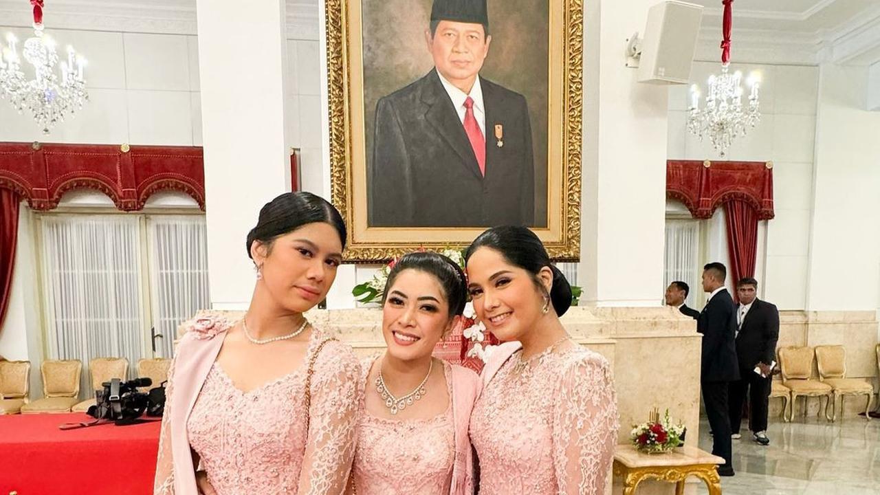 Cantiknya Annisa Pohan & Aliya Rajasa Berkebaya Kembar
