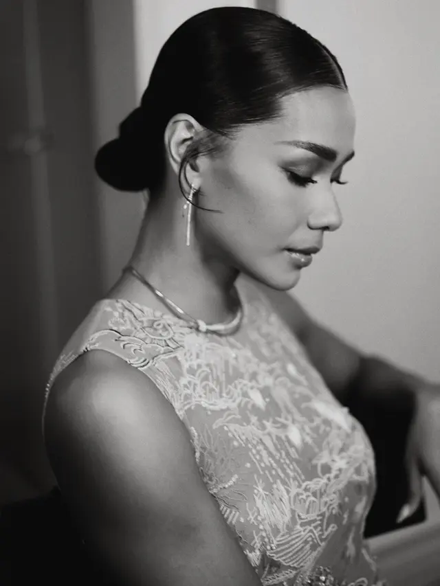 Cuma Satu Jam, MUA Vinna Gracia Sukses Bikin Adinia Wirasti Tampil Eksotis dan Menawan di Pernikahannya