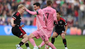 Lionel Messi mengontrol bola pada pertandingan MLS antara Inter Miami kontra D.C. United di M&T Bank Stadium. (Patrick Smith / GETTY IMAGES NORTH AMERICA / Getty Images via AFP)