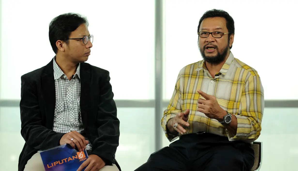Wakil Ketua Umum Partai Golkar hasil Musyawarah Nasional IX Jakarta, Yorris Raweyai (kanan) saat melakukan wawancara khusus bersama redaksi Liputan6.com di kawasan Senayan, Jakarta, Senin (23/3/2015). (Liputan6.com/Helmi Fithriansyah)