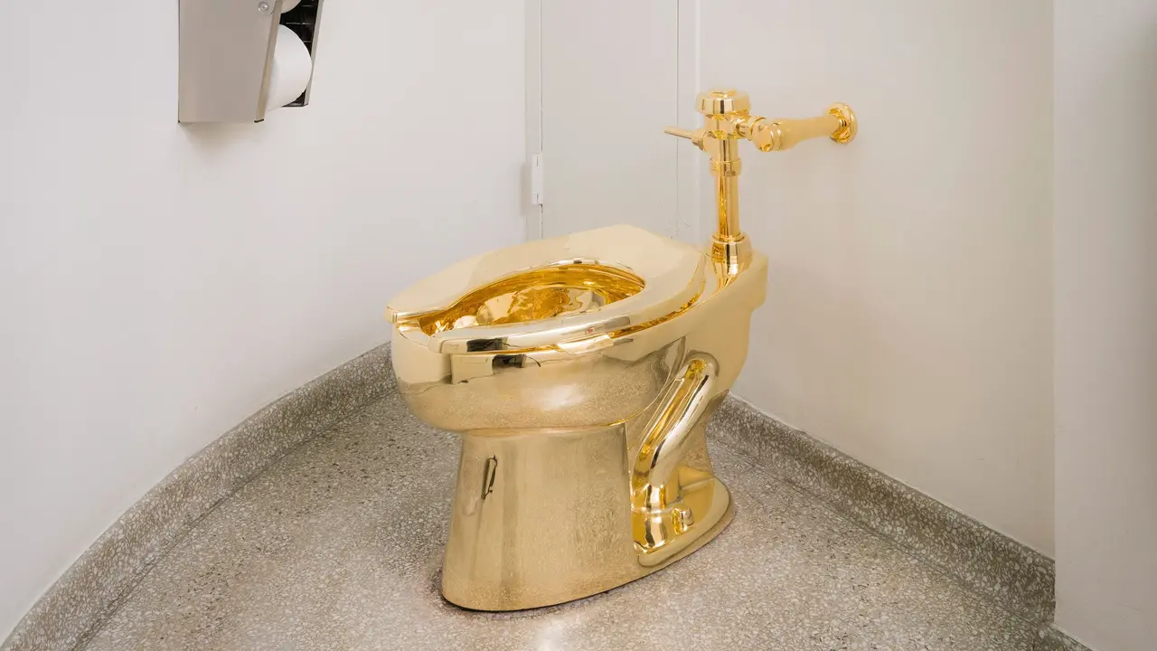Kloset emas karya seniman Maurizio Cattelan yang dipajang di Museum Guggenheim di New York - AP
