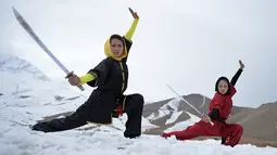 Sima Azimi (20) memperlihatkan jurus dengan pedang saat latihan wushu bersama muridnya di puncak bukit Shahrak Haji Nabi, Kabul, 29 Januari 2017. Sima Azimi menguasai sieni bela diri wushu saat tinggal sebagai pengungsi di Iran. (WAKIL KOHSAR/AFP)