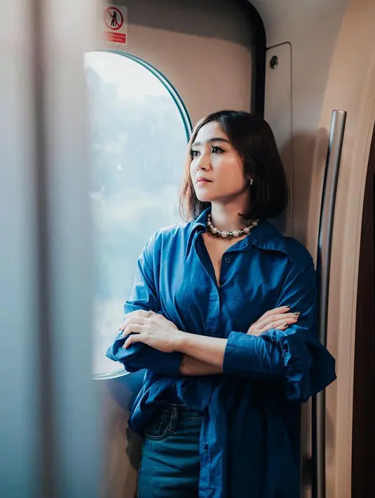 Febby Rastanty memadukan oversized shirt biru navy, dipadukannya dengan wide-leg jeans yang memiliki aksen unfinished. [Foto: Instagram/febbyrastanty]