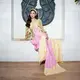 Jika biasanya calon pengantin tampil dengan roncean melati tradisional yang menjuntai sederhana, Jennifer memilih interpretasi yang lebih modern melalui cape melati dengan desain unik dan artistik. [@jennifercoppenreal20].