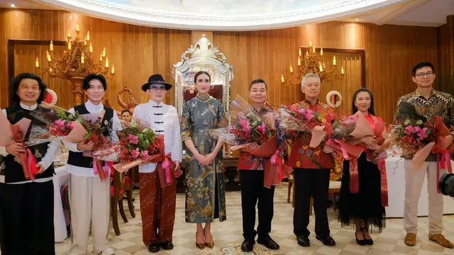Potret Elegan Bak Bangsawan dari Menpar Widi Wardhana Saat Rayakan Imlek di Kota Tua, Berbalut Busana Khas Peranakan