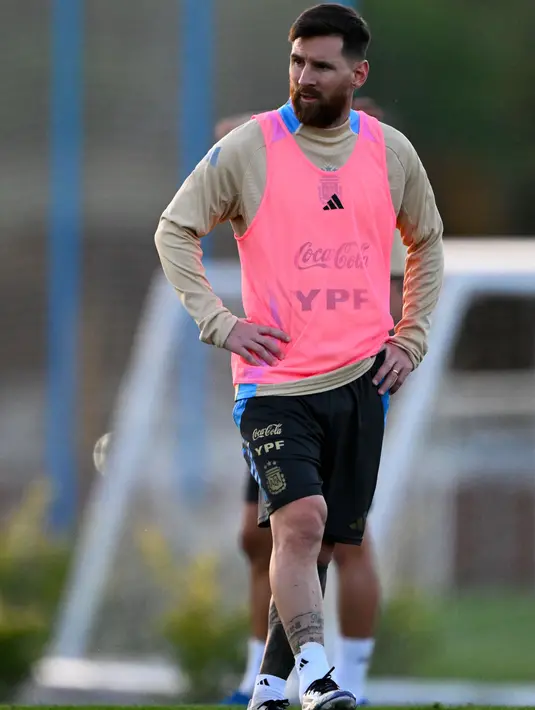 Penggawa timnas Argentina, Lionel Messi latihan untuk menghadapi laga lanjutan Kualifikasi Piala Dunia 2026 Zona CONMEBOL, melawan Paraguay dan Peru. (LUIS ROBAYO/AFP)