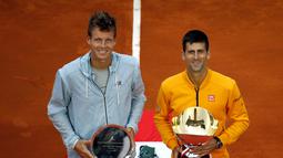 Thomas Berdych (kiri) dan Novak Djokovic (kanan) berpose usai melangsungkan pertandingan ketat di final Monte Carlo Masters (REUTERS/Jean-Paul Pelissier)