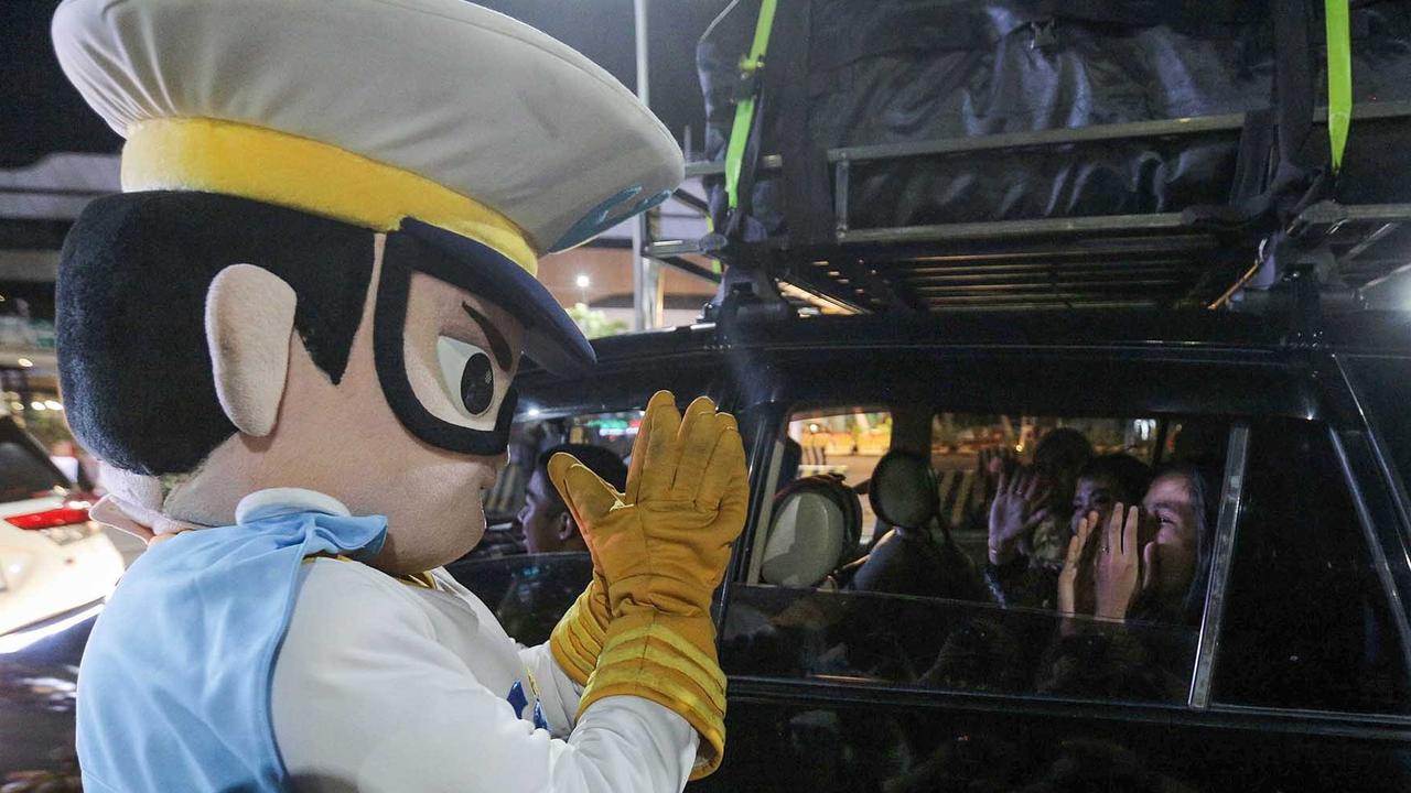 FOTO: Kapten Ferizy Hibur Pemudik di Pelabuhan Merak