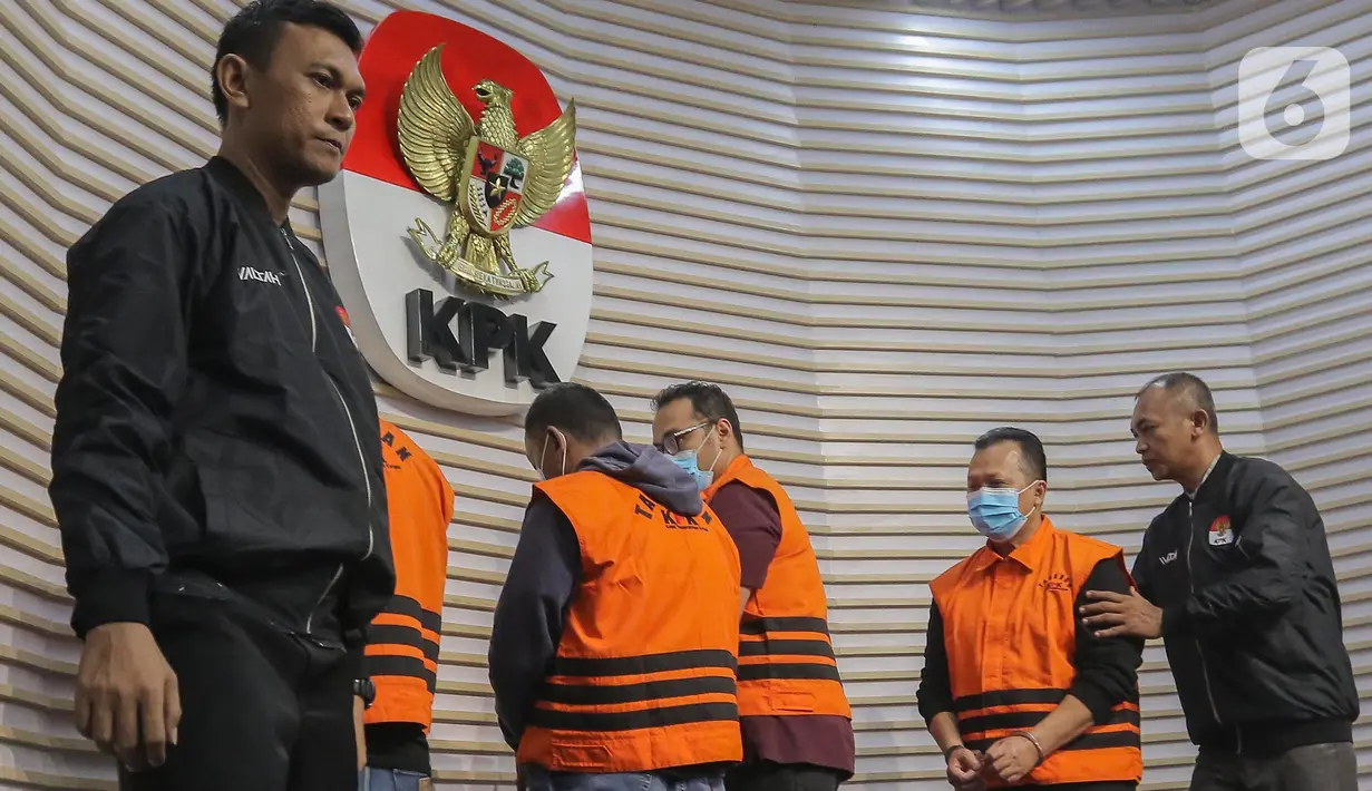 Para tersangka itu yakni Kepala Kajari Bondowoso Jawa Timur Puji Triasmoro, Kasi Pidsus Kajari Bondowoso Alexander Silaen, serta dua orang dari CV Wijaya Gemilang Yossy S Setiawan dan Andhika Imam Wijaya. (Liputan6.com/Angga Yuniar)