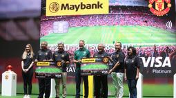 Legenda Manchester United, Ryan Giggs (tengah) berpose saat peluncuran kartu kredit Maybank yang berkolaborasi dengan Manchester United di Jakarta Convention Center (JCC), Senayan, Jakarta, Sabtu (18/5/2024). (Bola.com/M Iqbal Ichsan)