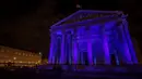 Cahaya biru menerangi Monumen Pantheon untuk peringatan Hari Anak Sedunia pada 20 November di Paris, Selasa (19/11/2019). Hari Anak Sedunia mempromosikan tentang kebersamaan internasional, kesadaran di antara anak-anak di seluruh dunia, dan meningkatkan kesejahteraan anak-anak. (THOMAS SAMSON/AFP)