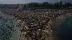 Para penjemur menikmati pantai Macumba, di zona barat Rio de Janeiro, pada 24 September 2023. (Tercio Teixeira/AFP)