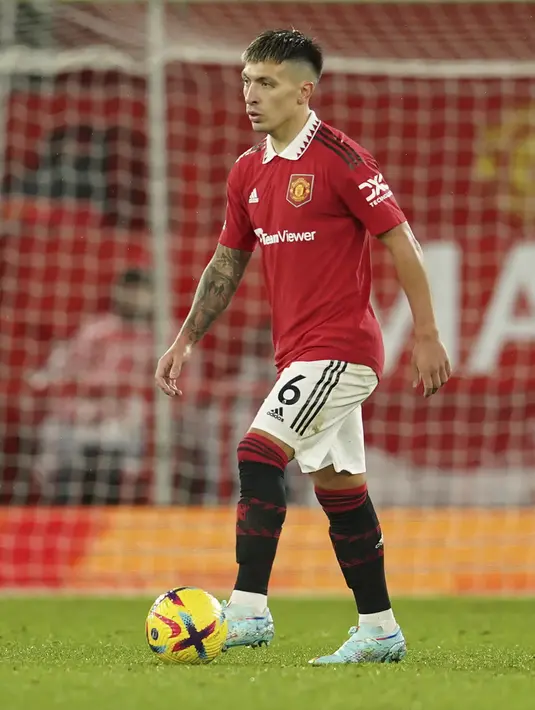 <p>Bek Manchester United, Lisandro Martinez mengontrol bola saat bertanding melawan Bournemouth pada pertandingan lanjutan Liga Inggris di Old Trafford di Manchester, Inggris, Rabu (4/1/2023). Manchester United menang telak atas Bournemouth dengan skor 3-0. (AP Photo/Dave Thompson)</p>